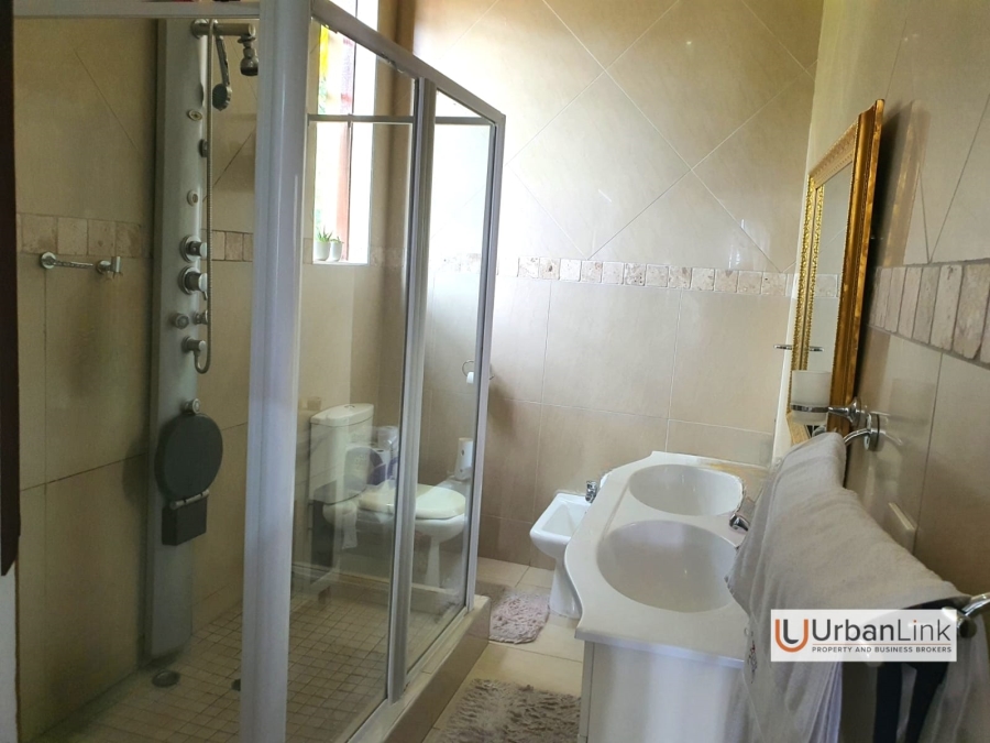 6 Bedroom Property for Sale in Safari Gardens North West